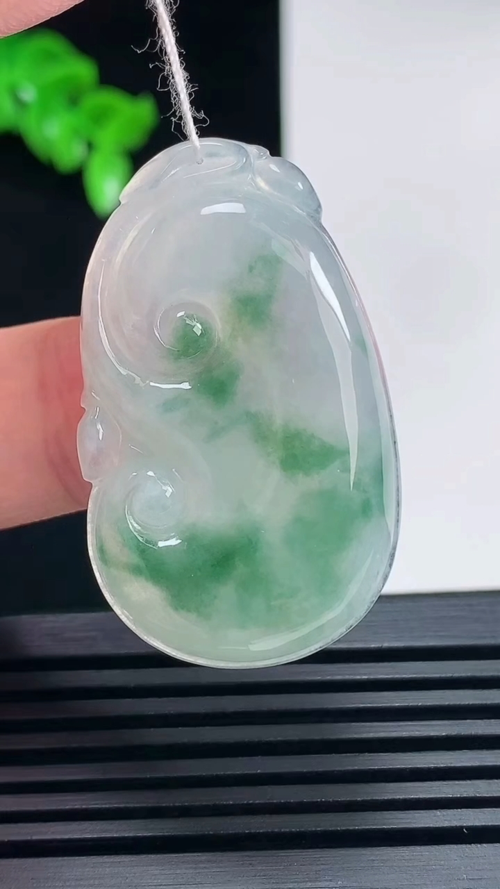 天然A货翡翠飘花如意吊坠，尺寸39-23-5.5 重量:9.43g
6月26日