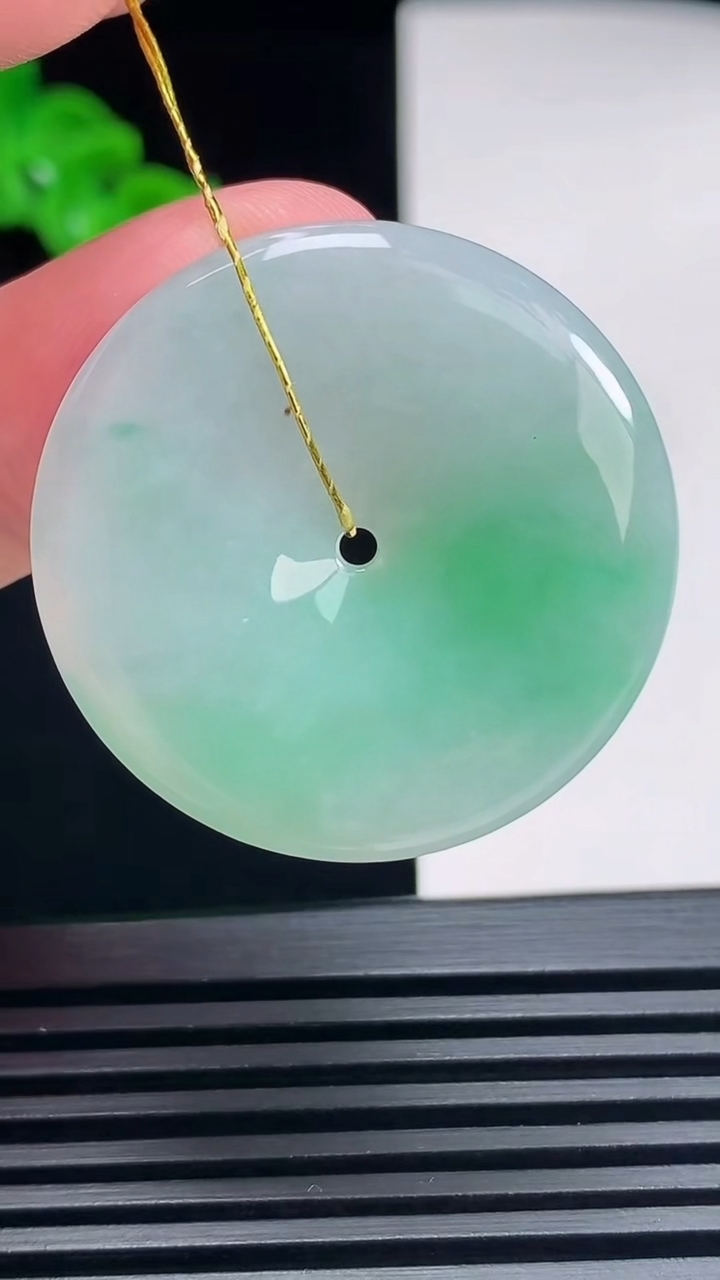 天然A货翡翠平安扣吊坠，尺寸33-5 重量:12.53g
6月26日