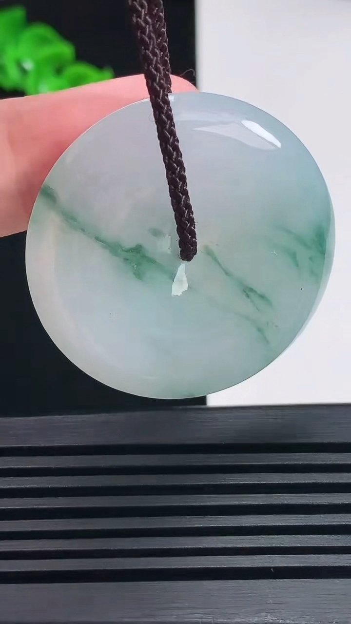 天然A货翡翠冰种飘花平安扣吊坠，尺寸37-5.8 重量:18.27g
6月26日