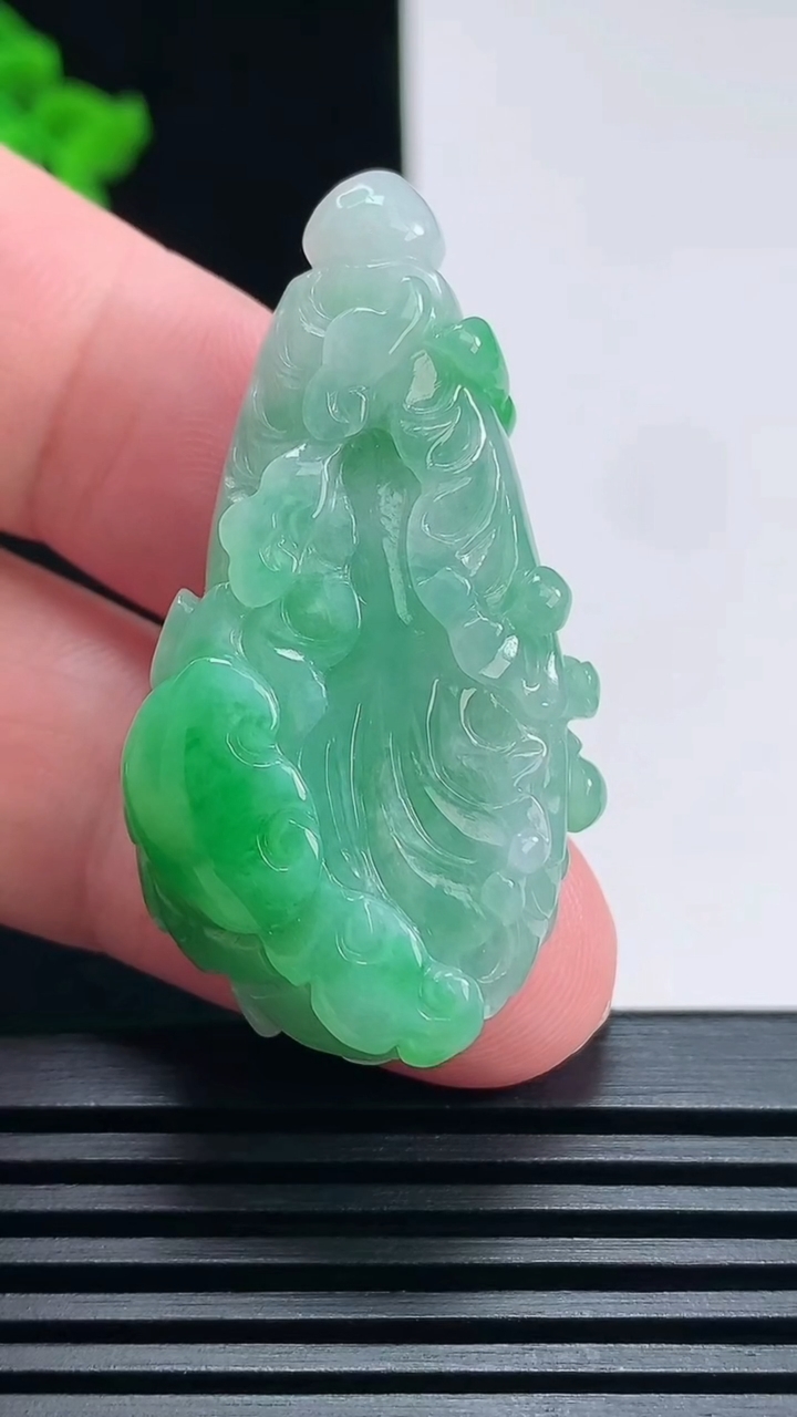 天然A货翡翠白菜吊坠，尺寸44-24-10 重量:15.19g
6月26日