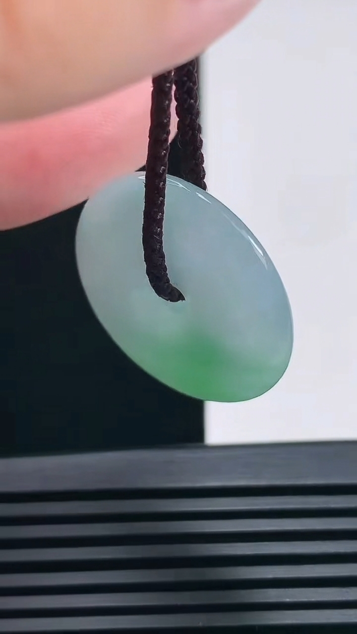 天然A货翡翠春带彩 紫罗兰平安扣吊坠，尺寸26-5 重量:6.78g
6月26日