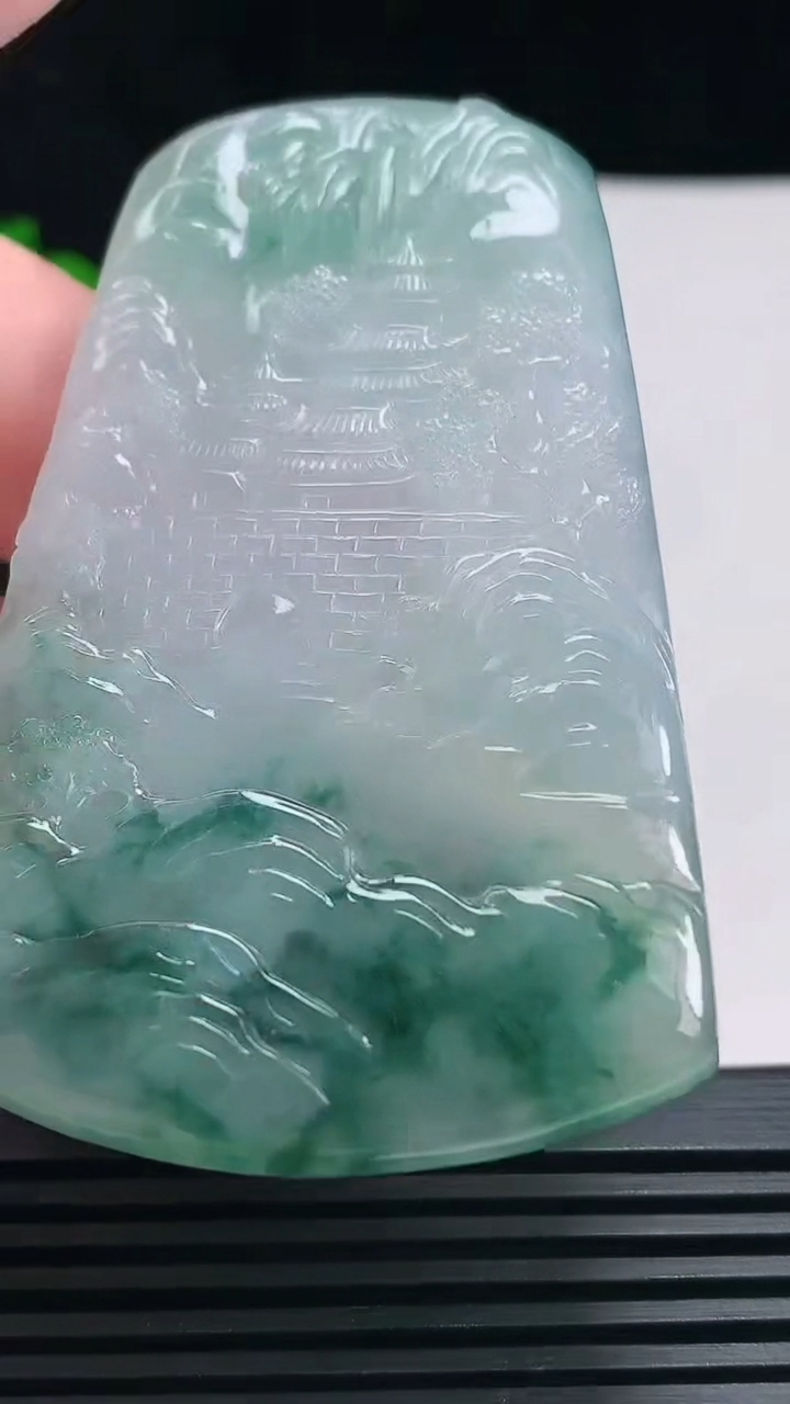 天然A货翡翠种飘花山水牌吊坠，尺寸71-43.6-5.5 重量:42.16g
6月26日