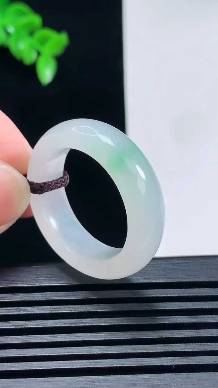 天然A货翡翠玉指环 戒指，尺寸21.8-7.8-4.5 重量:8.55g2026年6月26日
工厂直销收藏佳品,种好水足，色泽均匀，有种有色，上手高大气！