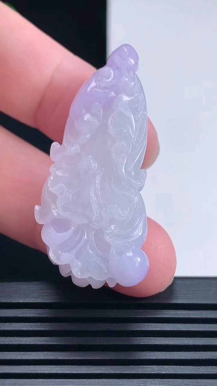 天然A货翡翠紫罗兰白菜吊坠，尺寸46-20-10.8 重量:16.59g
6月26日