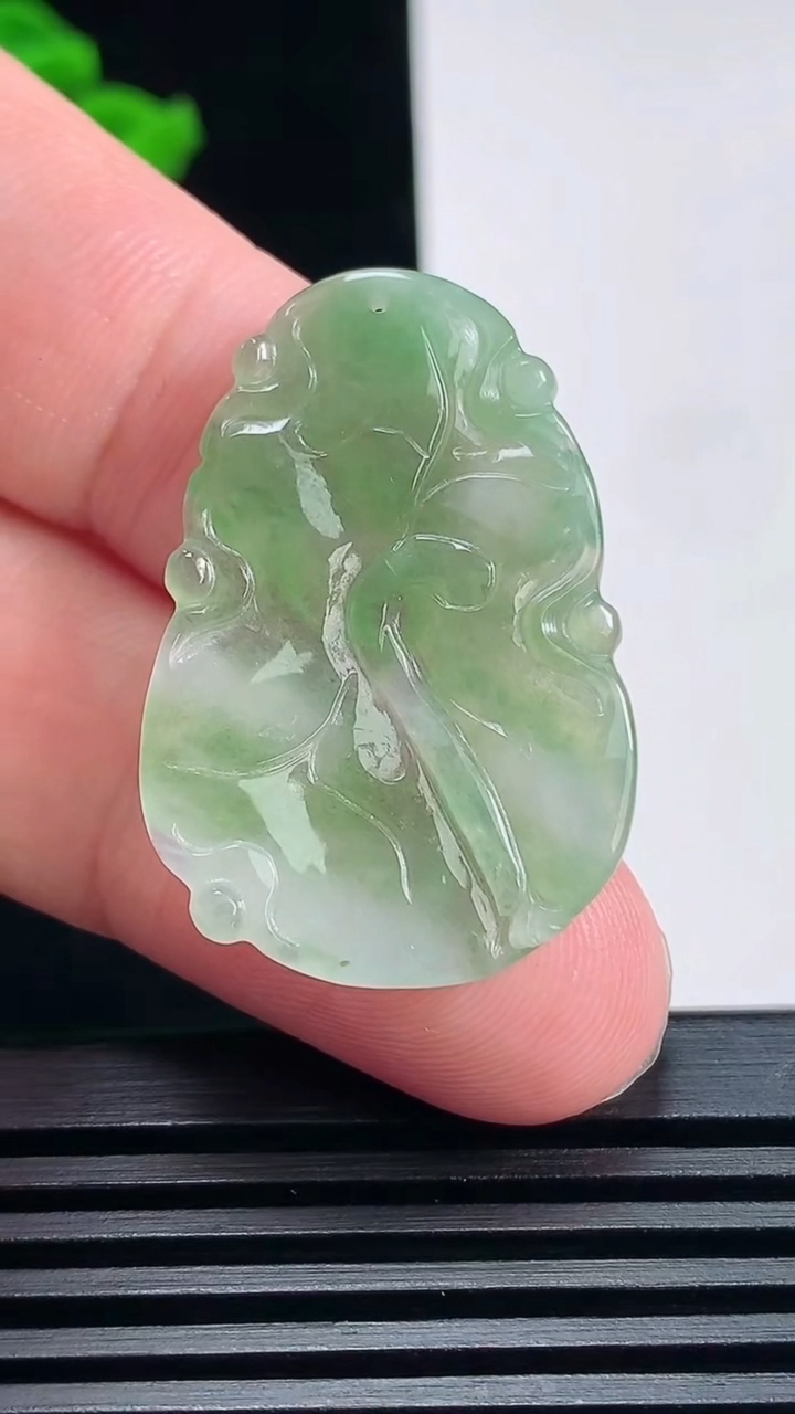 天然A货翡翠和和美美 荷叶鱼吊坠，尺寸34-22.6-3.5 重量:5.00g
6月26日