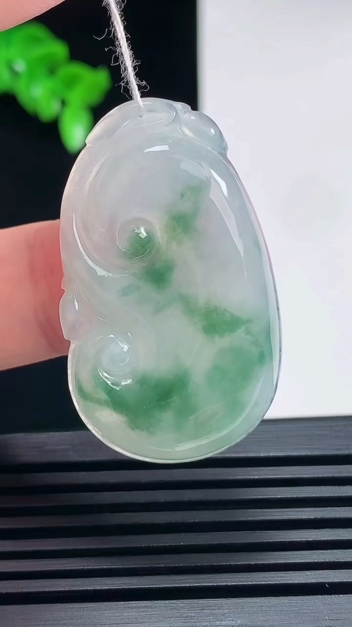 天然A货翡翠飘花如意吊坠，尺寸39-23-5.5 重量:9.43g
6月26日
