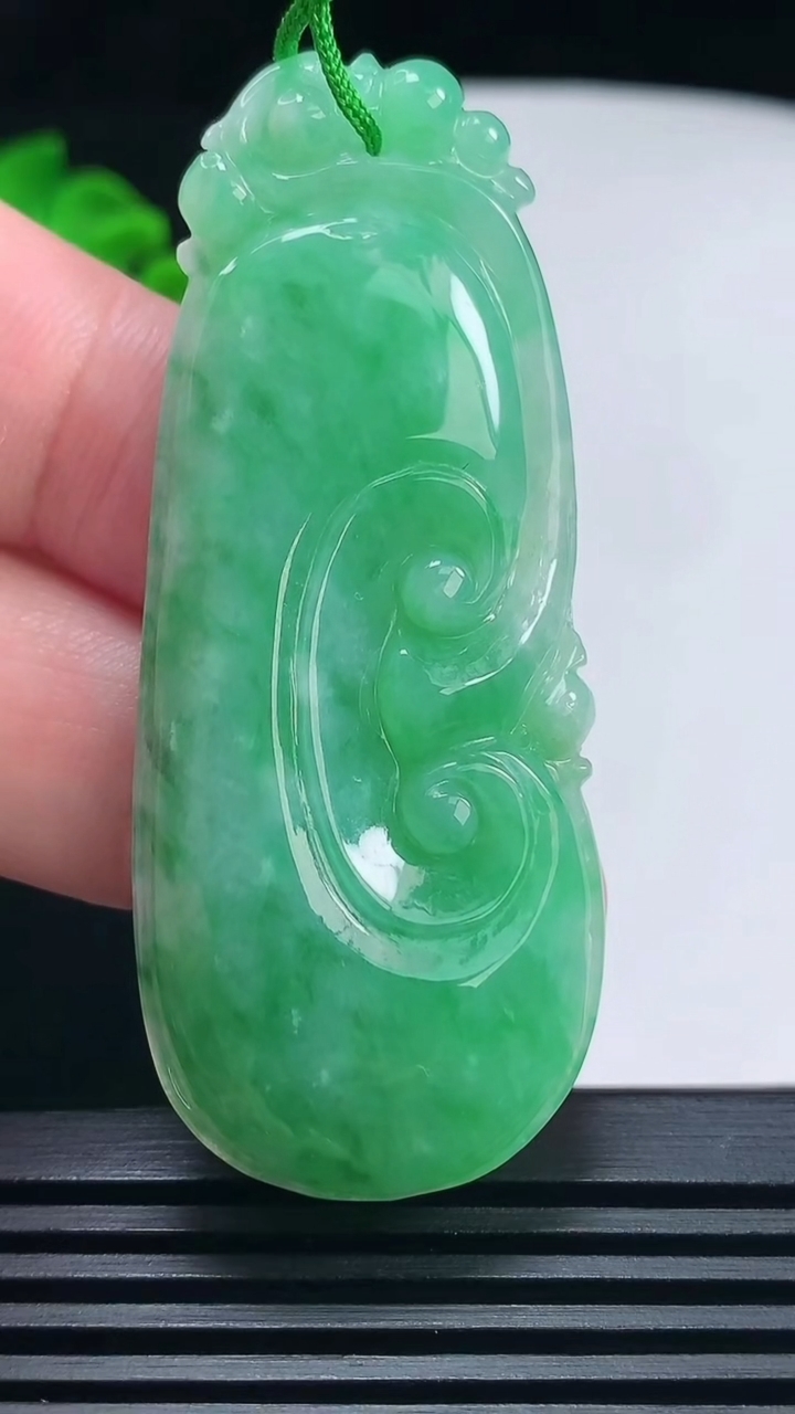 天然A货翡翠如意吊坠，尺寸63-26.2-6.5 重量:19.44g
6月26日