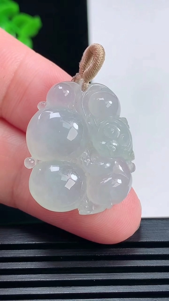 天然A货翡翠灵猴献瑞吊坠，尺寸28.5-23-7.2 重量:8.30g
6月26日