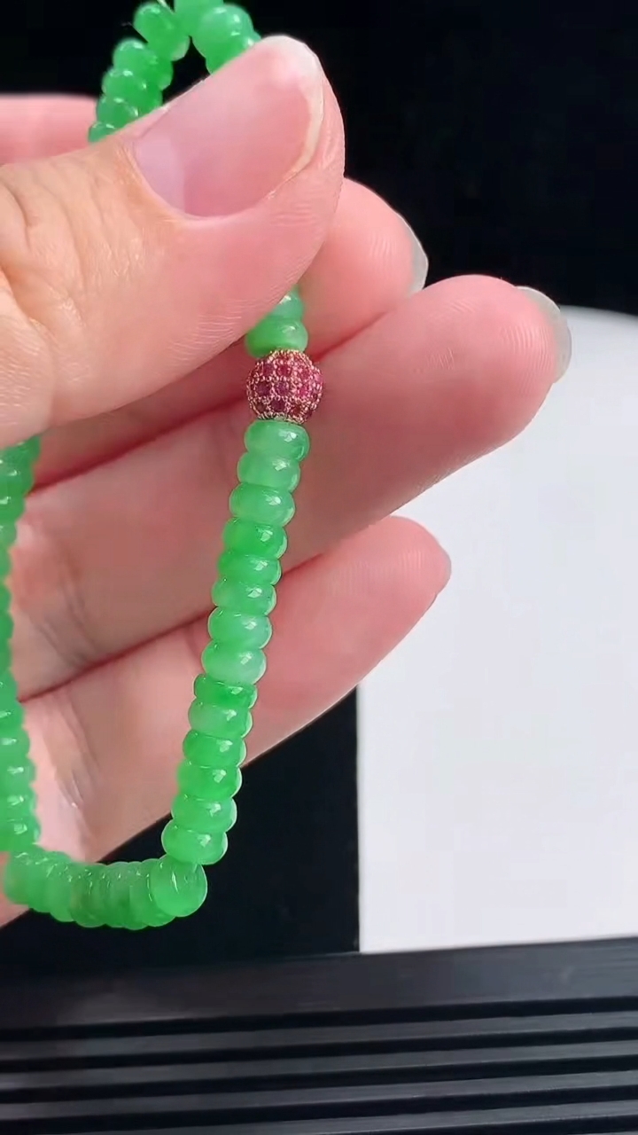 天然A货翡翠算盘珠手串，尺寸5-2.5 重量:9.65g6月26日
工厂直销收藏佳品,种好水足，色泽均匀，有种有色，上手高大气！