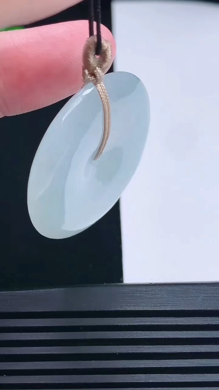 天然A货翡翠平安扣吊坠，尺寸36.6-5.8 重量:17.20g
6月26日
