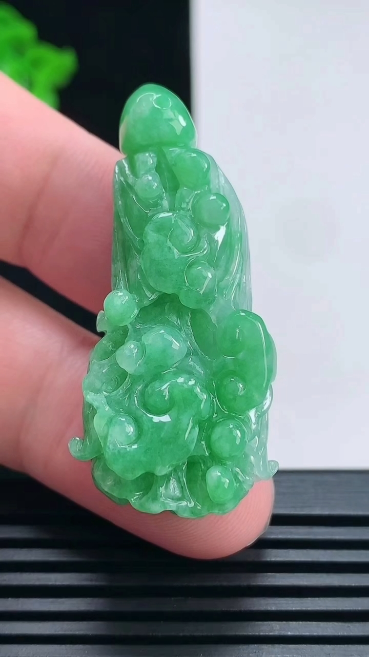 天然A货翡翠白菜吊坠，尺寸44-20-12 重量:16.18g
6月26日
