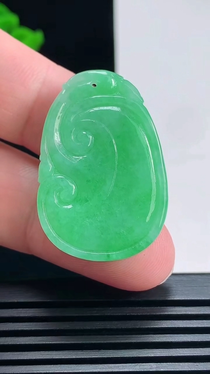 天然A货翡翠如意吊坠，尺寸34.2-23-7.2 重量:11.58g
6月26日