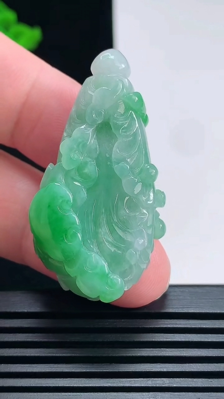 天然A货翡翠白菜吊坠，尺寸44-24-10 重量:15.19g
6月26日
