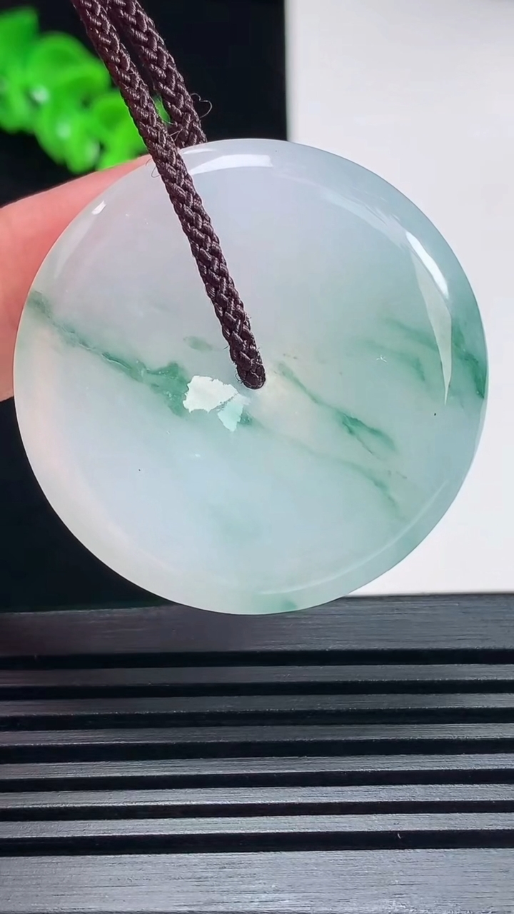 天然A货翡翠冰种飘花平安扣吊坠，尺寸37-5.8 重量:18.27g
6月26日