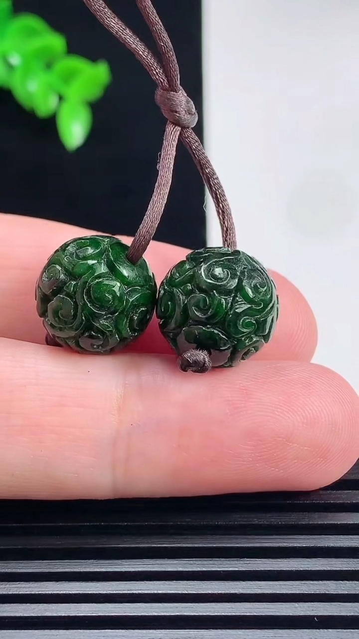天然A货翡翠雕花圆珠吊坠一对，尺寸13 重量:6.98g
6月26日