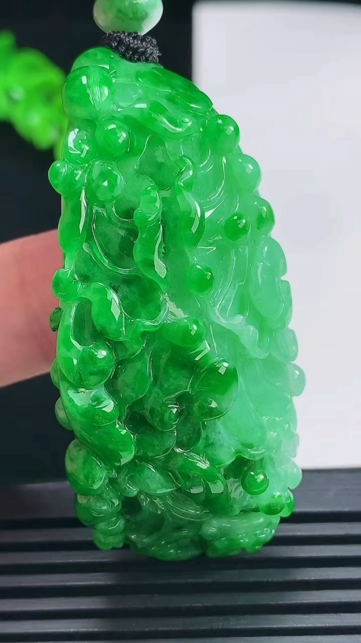 天然A货翡翠白菜吊坠，尺寸54.5-27-16 重量:40.88g
6月26日