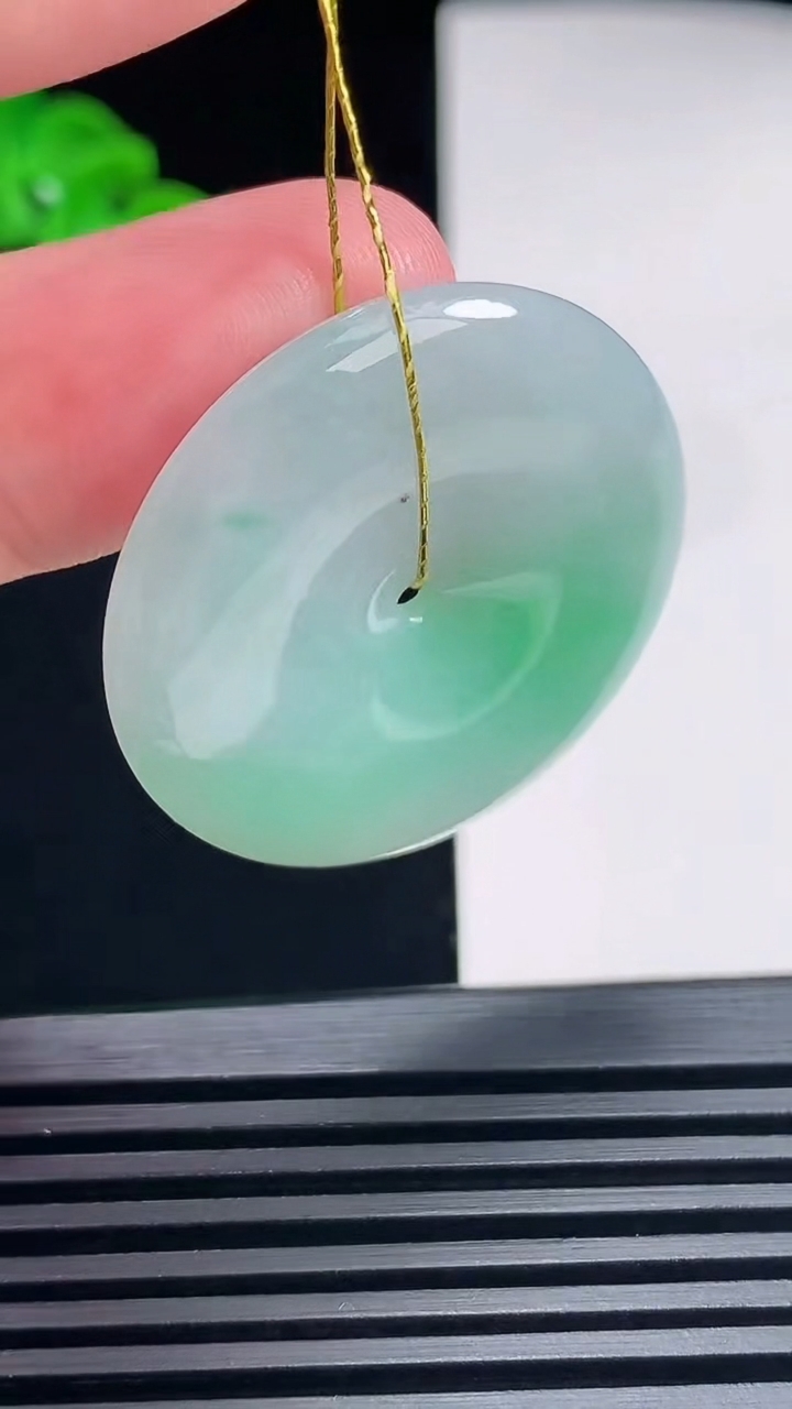 天然A货翡翠平安扣吊坠，尺寸33-5 重量:12.53g
6月26日