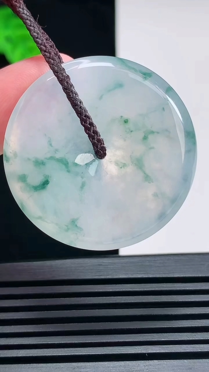 天然A货翡翠冰种飘花平安扣吊坠，尺寸36-5 重量:14.82g
6月26日