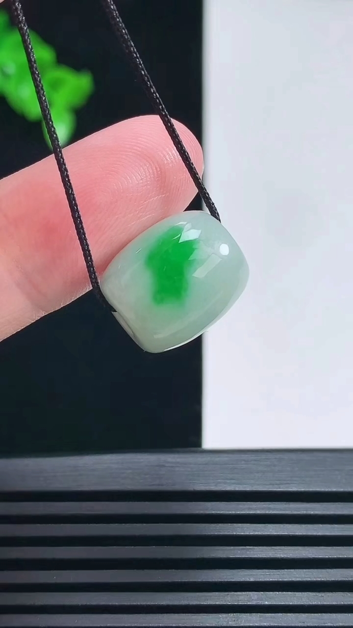 天然A货翡翠路路通吊坠，尺寸14-12 重量:4.35g
6月26日