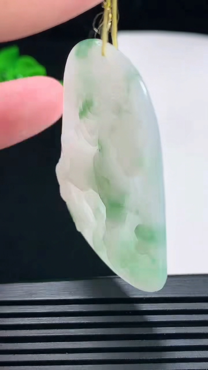 天然A货翡翠生肖马牌吊坠，尺寸54.5-35.6-6 重量:18.51g
6月26日