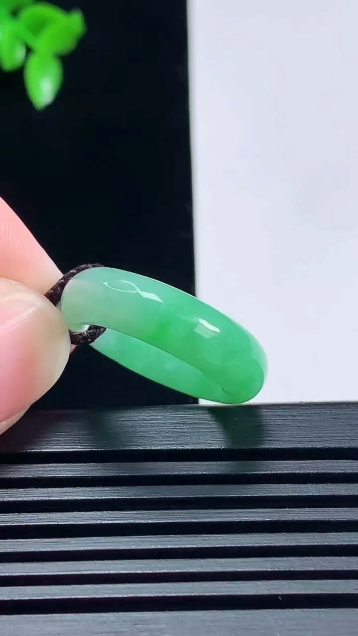 天然A货翡翠玉指环 戒指，尺寸16.3-5.8-3.5 重量:4.05g2026年6月26日
工厂直销收藏佳品,种好水足，色泽均匀，有种有色，上手高大气！