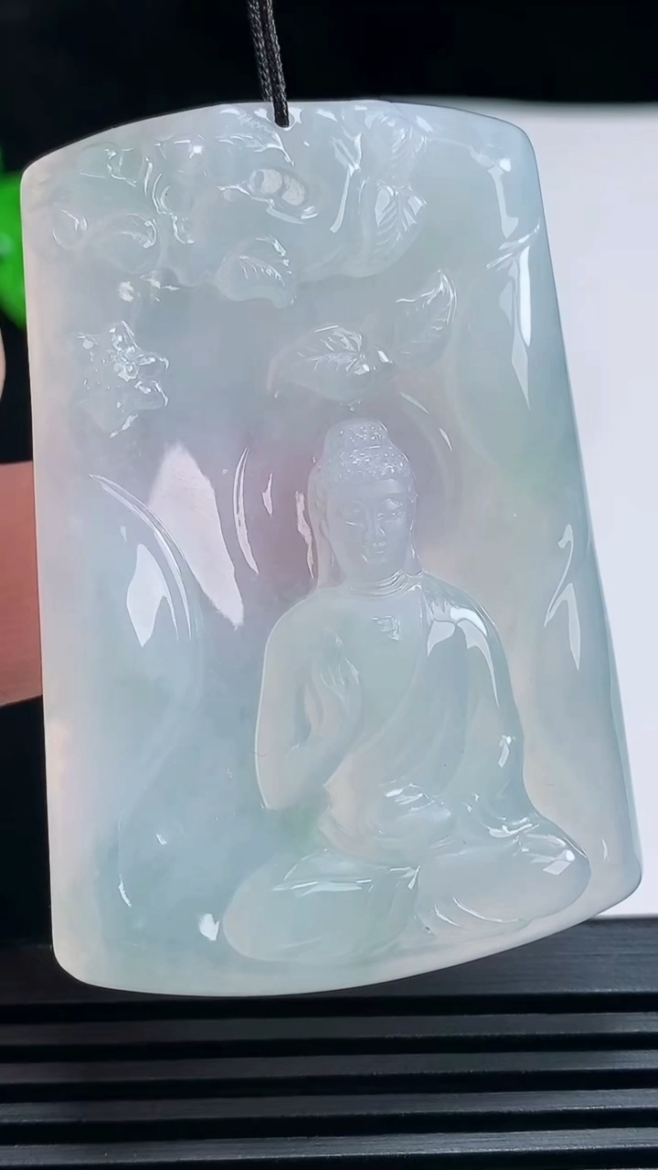 天然A货翡翠阿弥陀佛吊坠，尺寸56-39-5 重量:25.25g
6月26日
