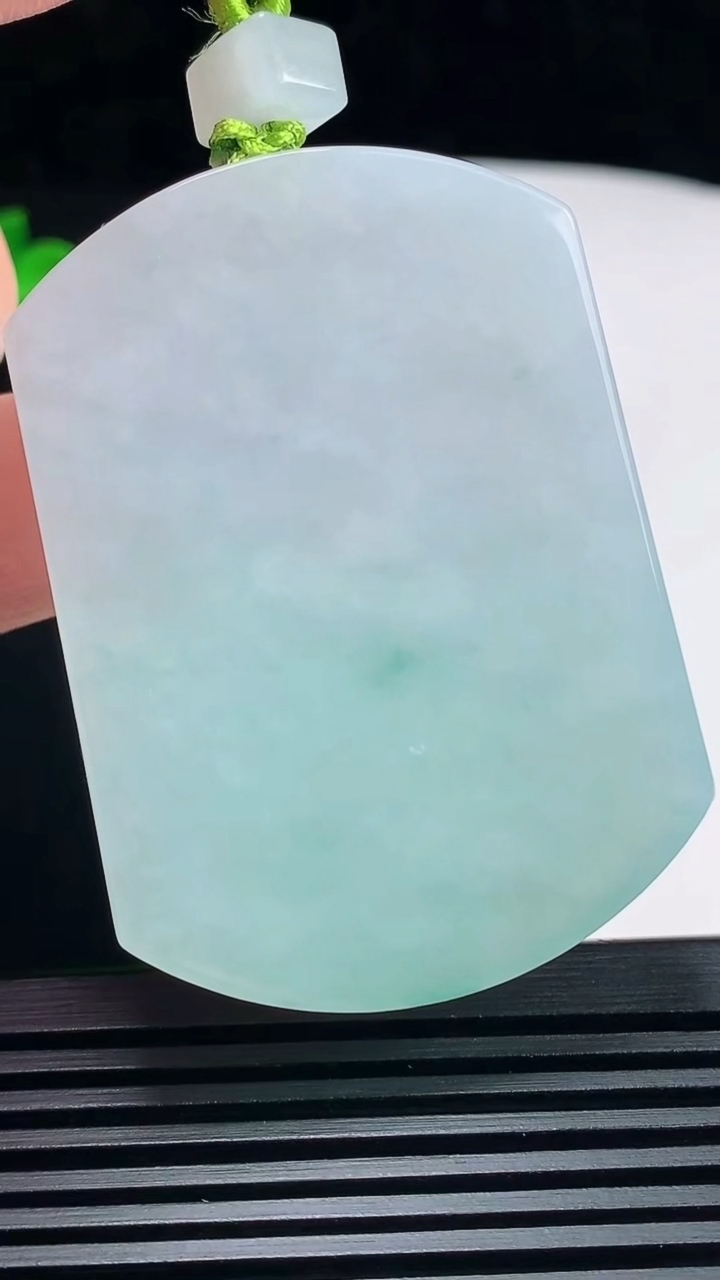 天然A货翡翠飘花无事牌吊坠，尺寸55.6-40.6-5.8 重量:41.14g
6月26日