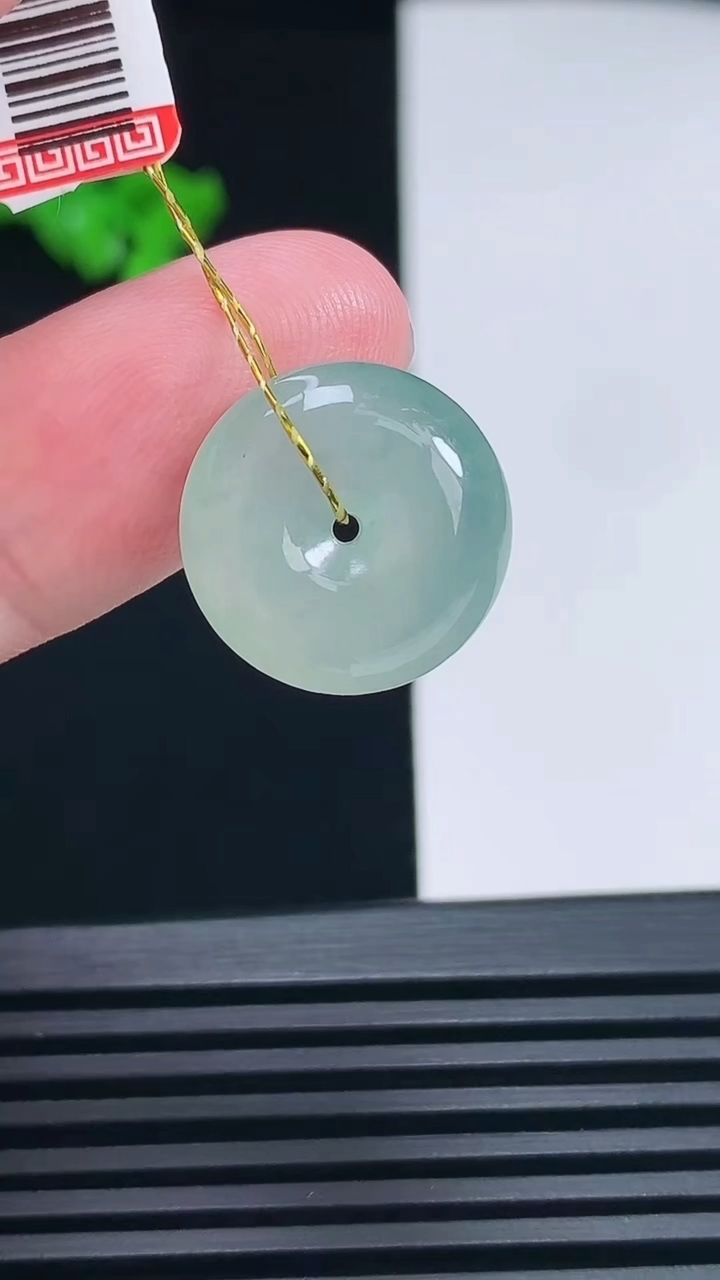 天然A货翡翠平安扣吊坠，尺寸16-5.8 重量:3.09g
6月26日