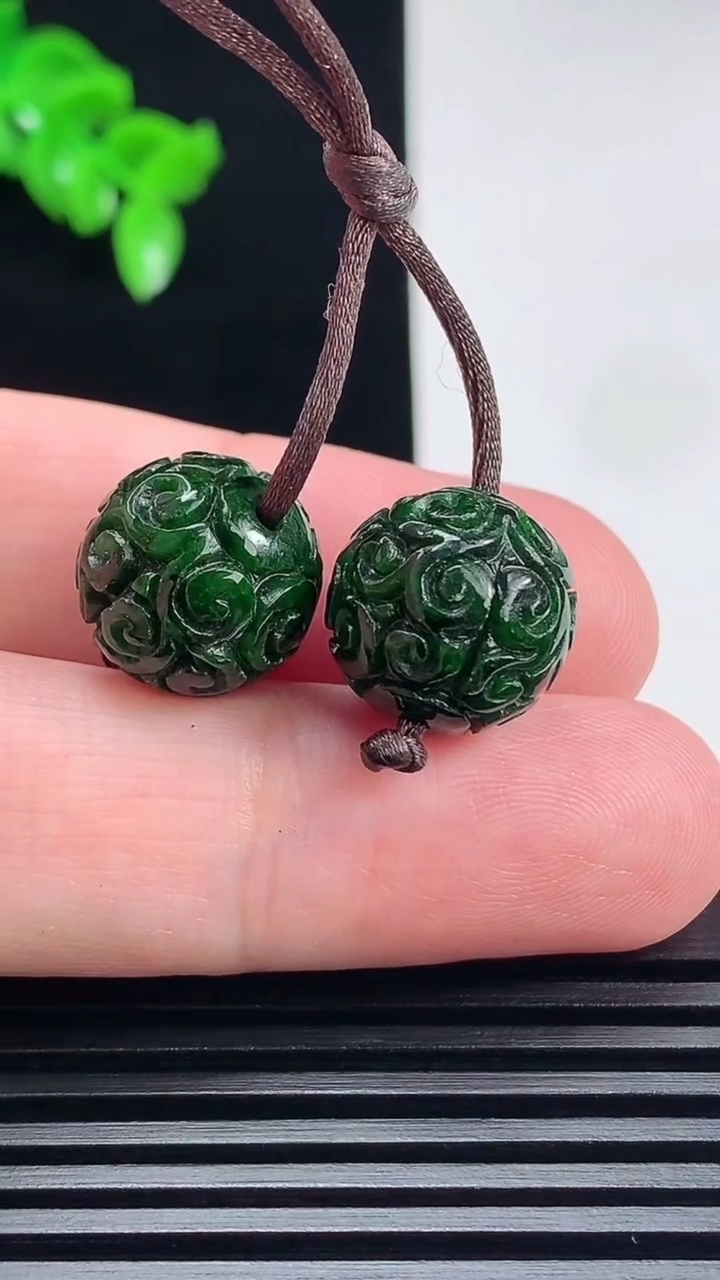 天然A货翡翠雕花圆珠吊坠一对，尺寸13 重量:6.98g
6月26日
