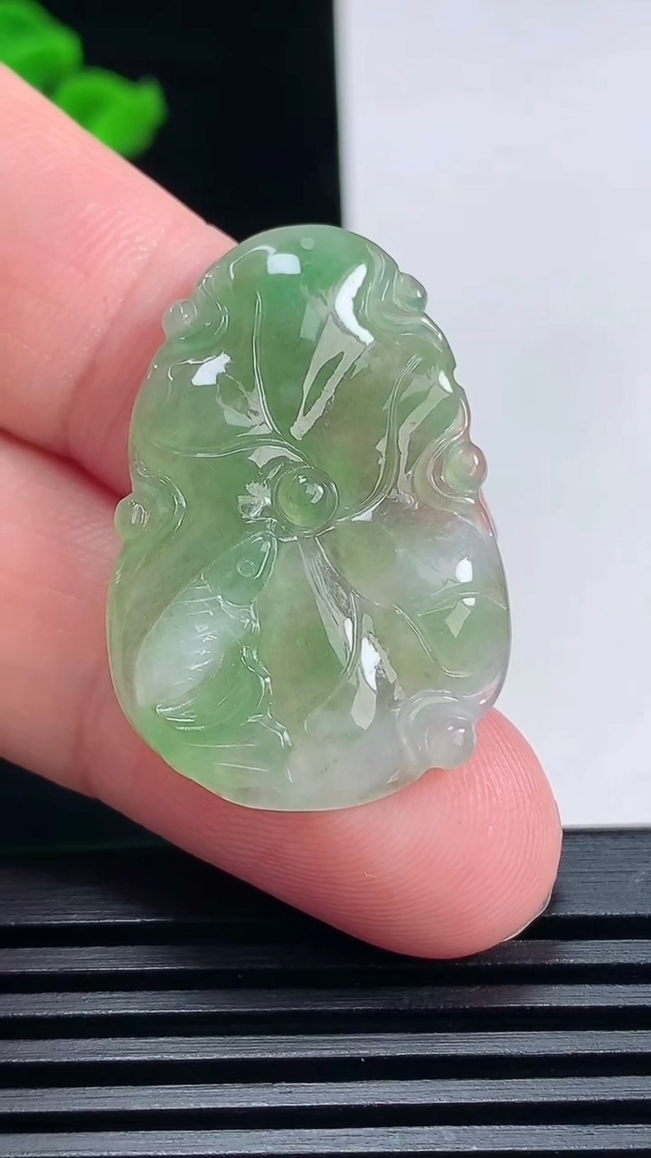天然A货翡翠和和美美 荷叶鱼吊坠，尺寸34-22.6-3.5 重量:5.00g
6月26日