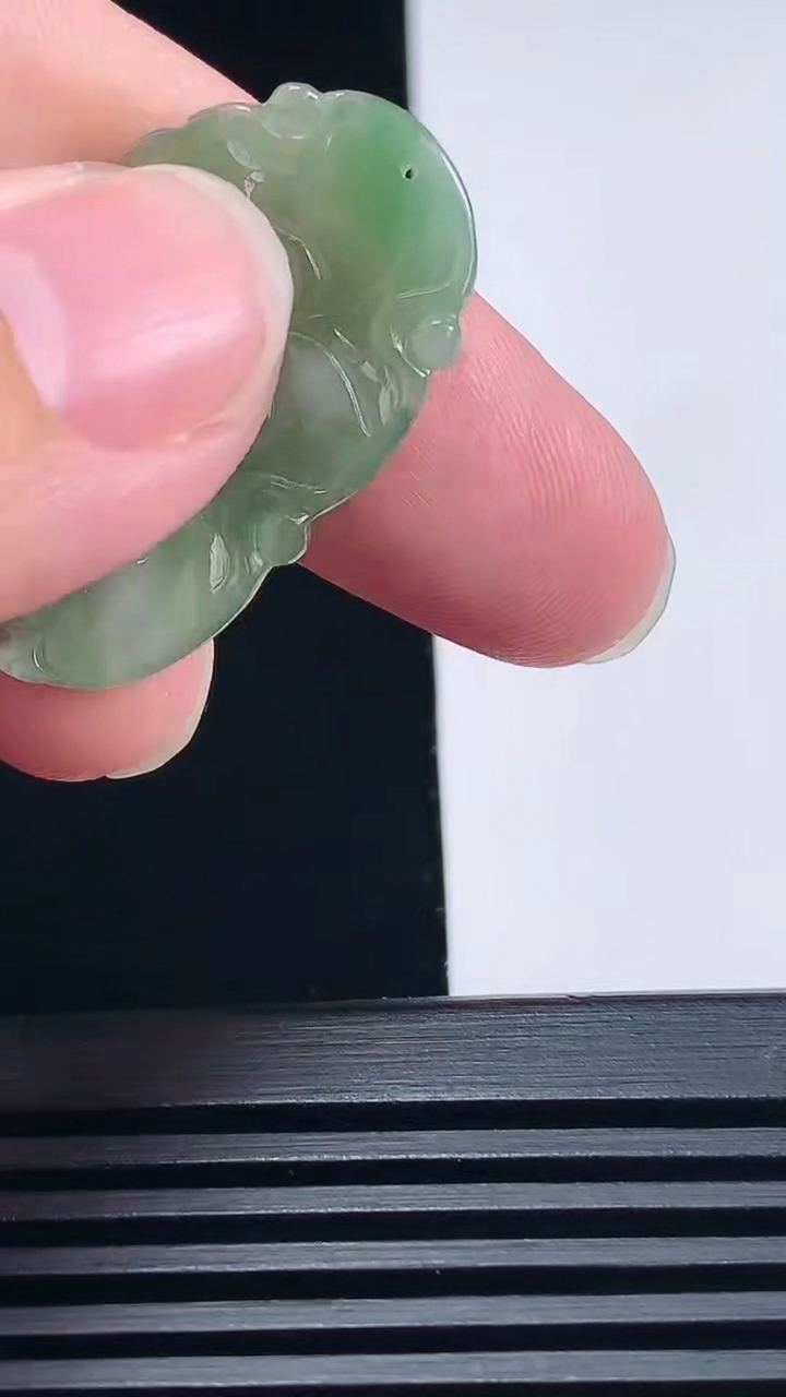 天然A货翡翠和和美美 荷叶鱼吊坠，尺寸34-22.6-3.5 重量:5.00g
6月26日