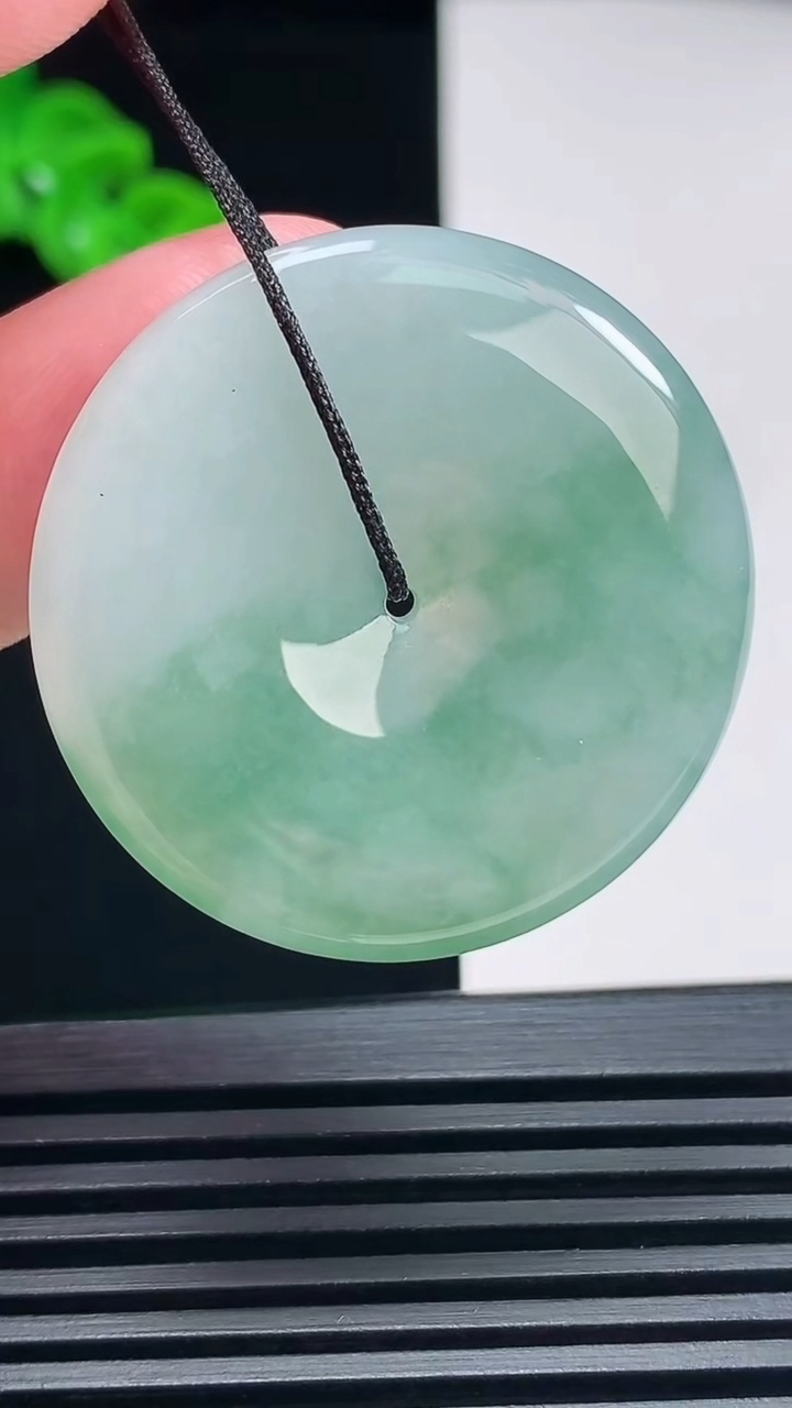 天然A货翡翠飘花平安扣吊坠，尺寸34.5-5.2 重量:14.33g
6月26日
