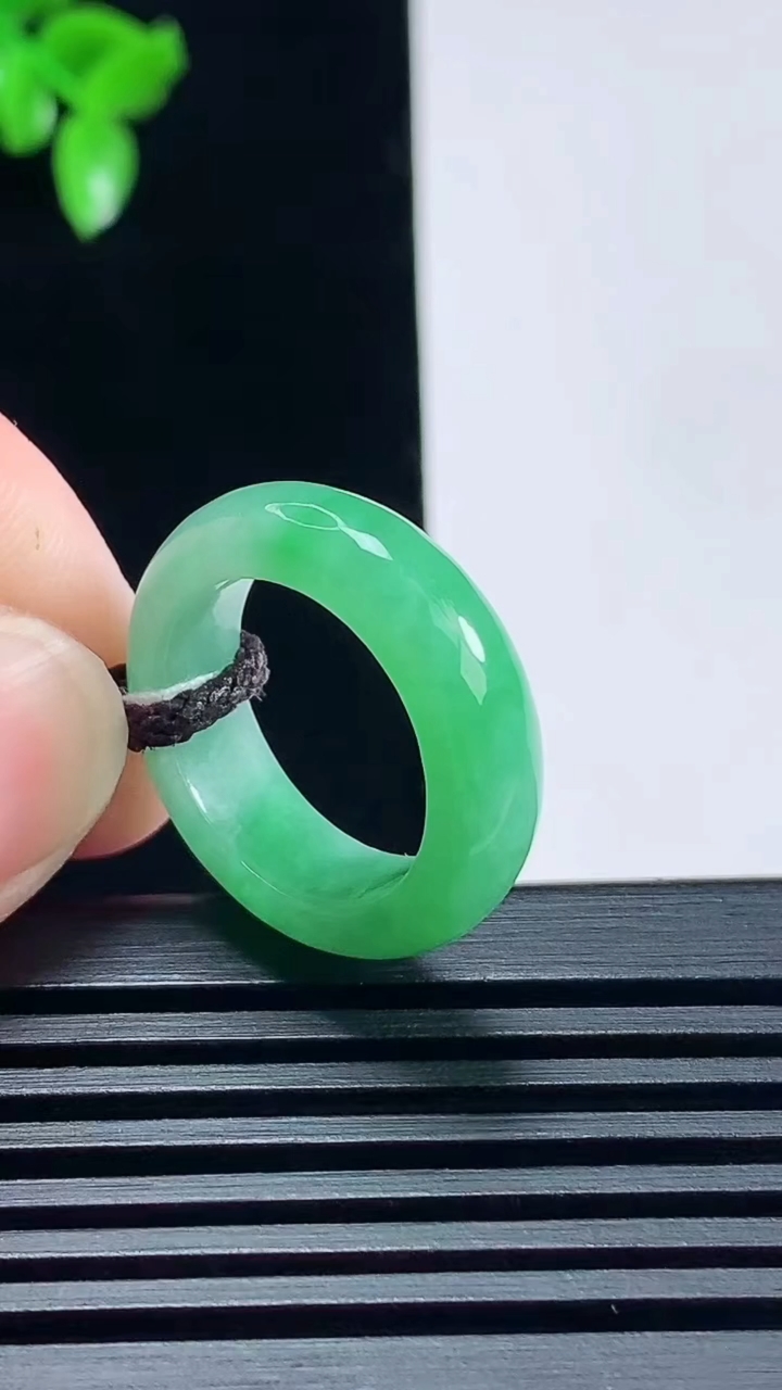 天然A货翡翠玉指环 戒指，尺寸16.3-5.8-3.5 重量:4.05g2026年6月26日
工厂直