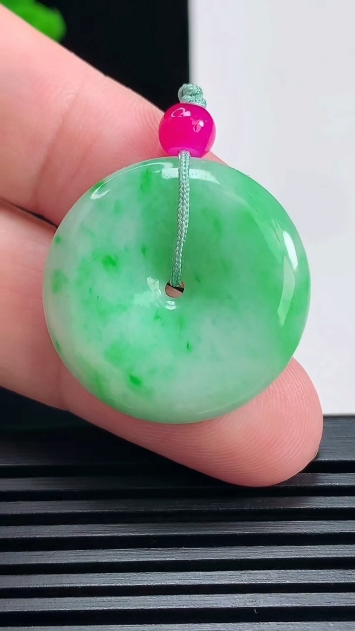 天然A货翡翠平安扣吊坠，尺寸27.5-5.5 重量:9.10g
6月26日