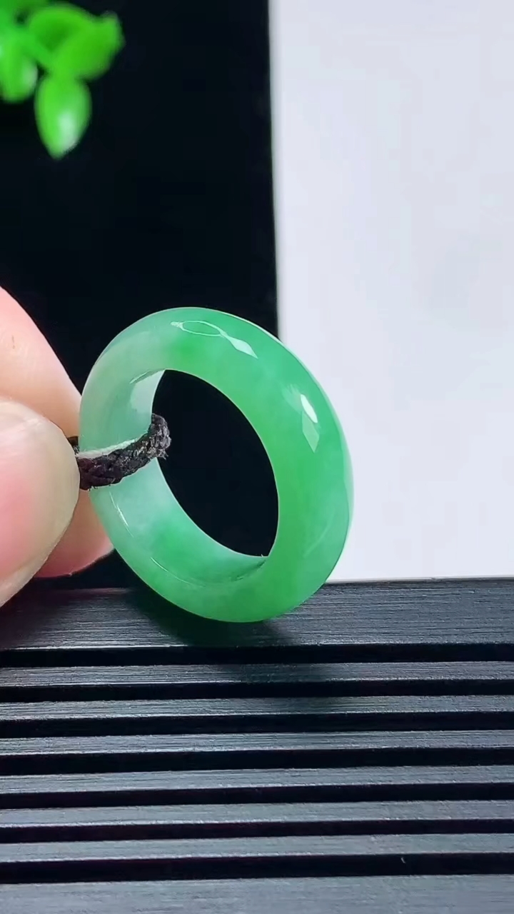 天然A货翡翠玉指环 戒指，尺寸16.3-5.8-3.5 重量:4.05g2026年6月26日
工厂直销收藏佳品,种好水足，色泽均匀，有种有色，上手高大气！