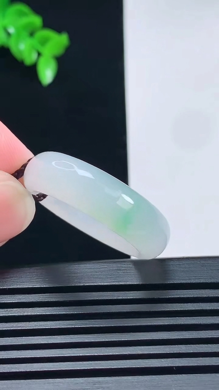 天然A货翡翠玉指环 戒指，尺寸21.8-7.8-4.5 重量:8.55g2026年6月26日
工厂直销收藏佳品,种好水足，色泽均匀，有种有色，上手高大气！