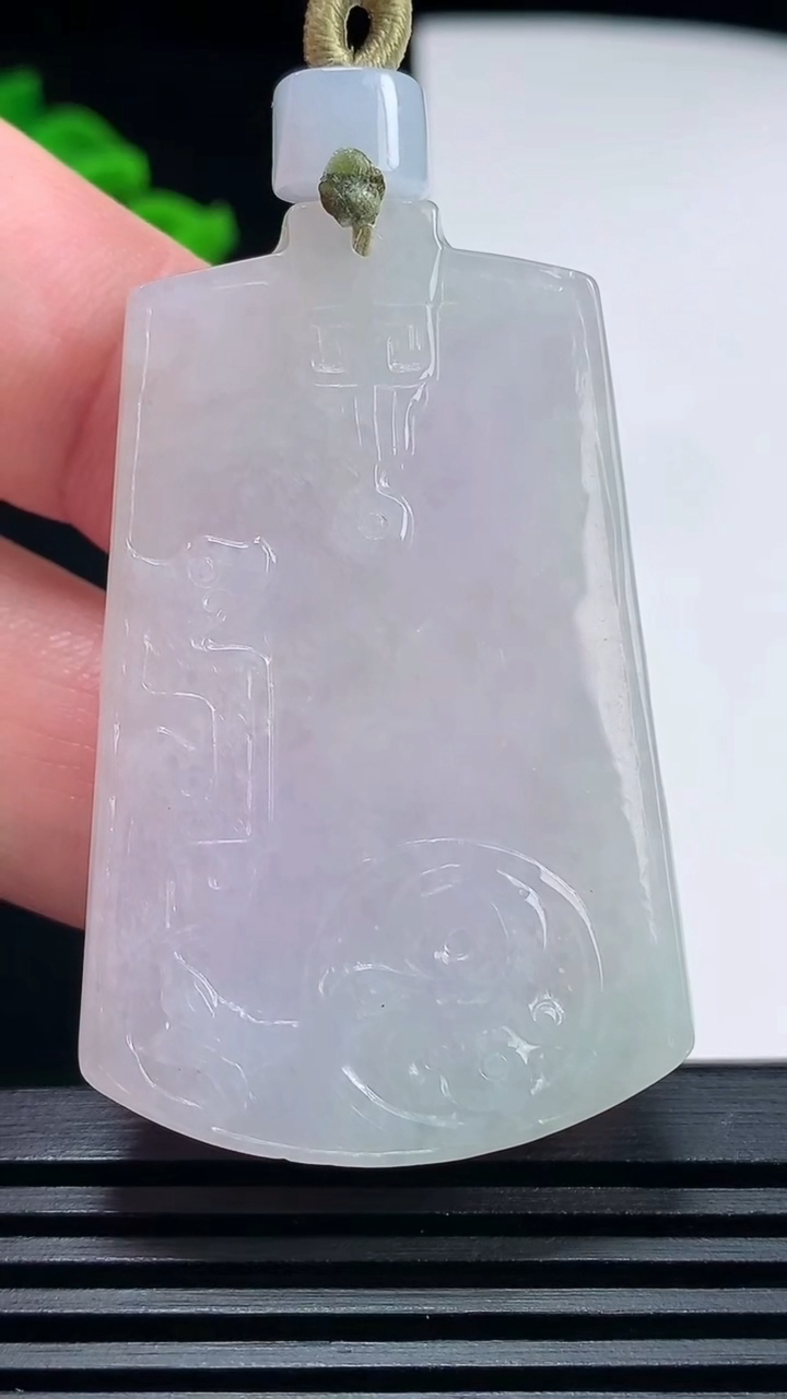 天然A货翡翠紫罗兰仿古无事牌吊坠，尺寸50-32.6-5.2 重量:22.61g
6月26日