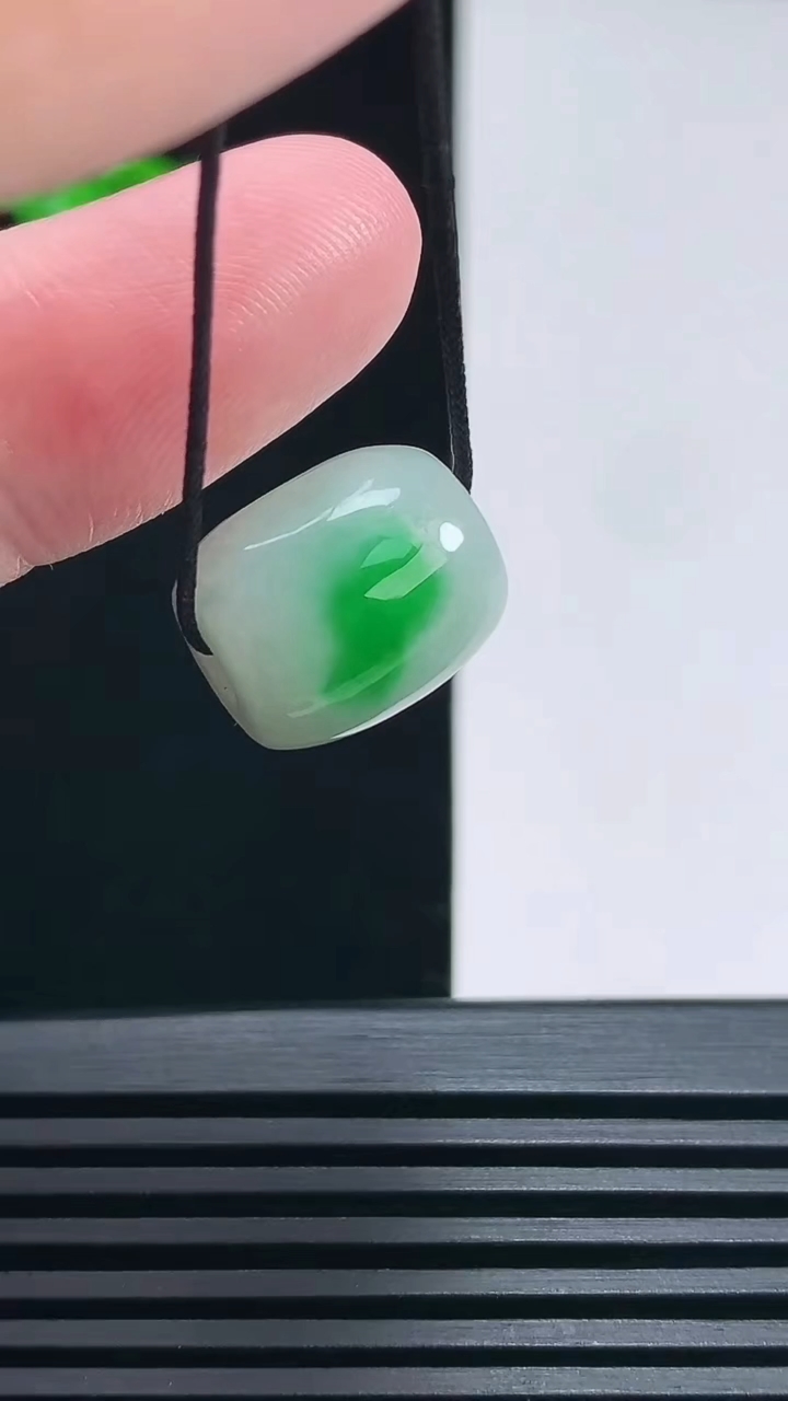 天然A货翡翠路路通吊坠，尺寸14-12 重量:4.35g
6月26日