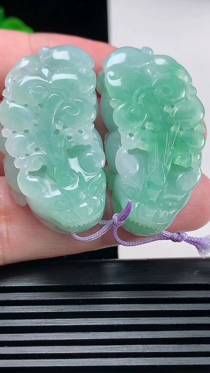 天然A货翡翠貔貅吊坠一对，尺寸42.5-21-9.6 重量:38.62g
6月26日