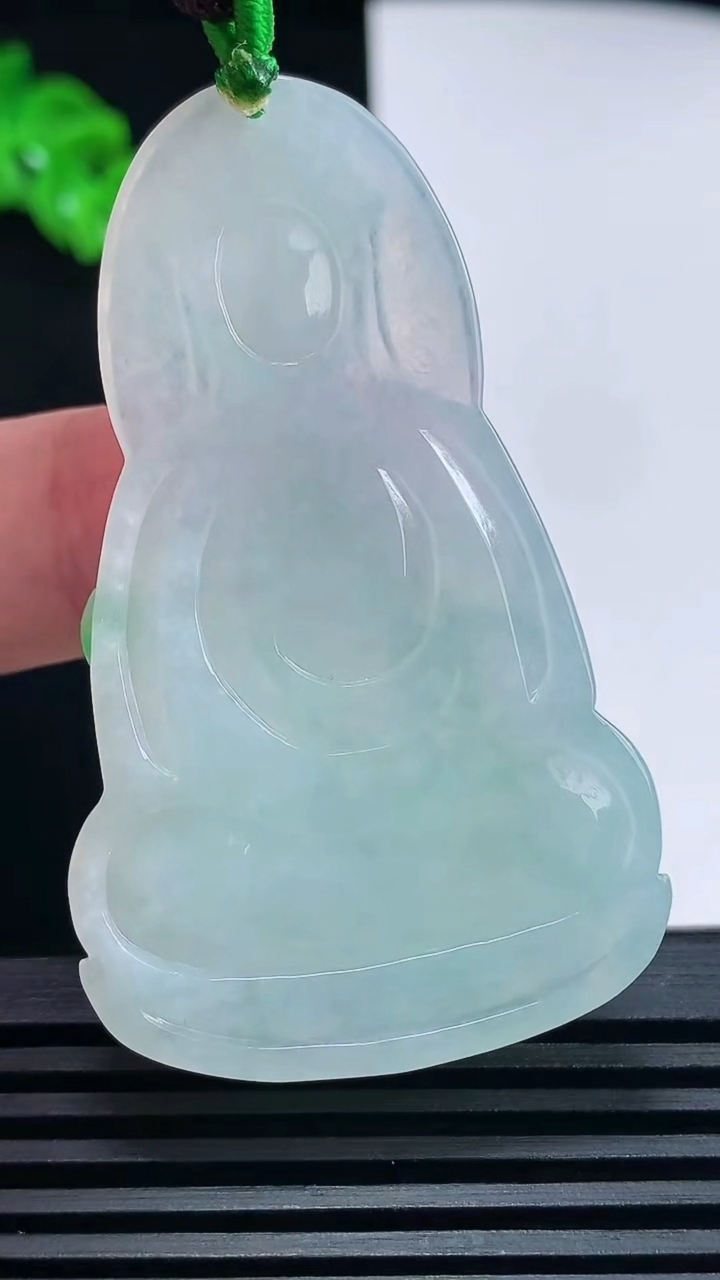 天然A货翡翠大势至菩萨吊坠，尺寸56-33.5-5.2 重量:18.03g
6月26日