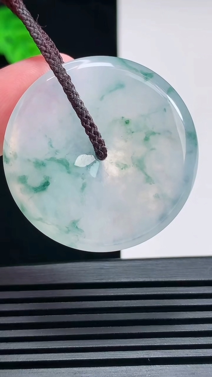 天然A货翡翠冰种飘花平安扣吊坠，尺寸36-5 重量:14.82g
6月26日
