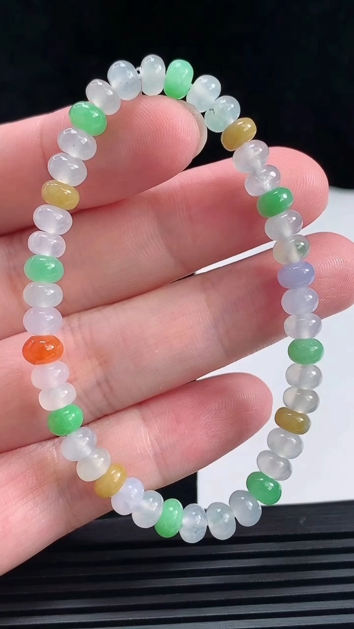 天然A货翡翠三彩算盘珠手串，尺寸6-3 重量:11.98g6月26日
工厂直销收藏佳品,种好水足，色