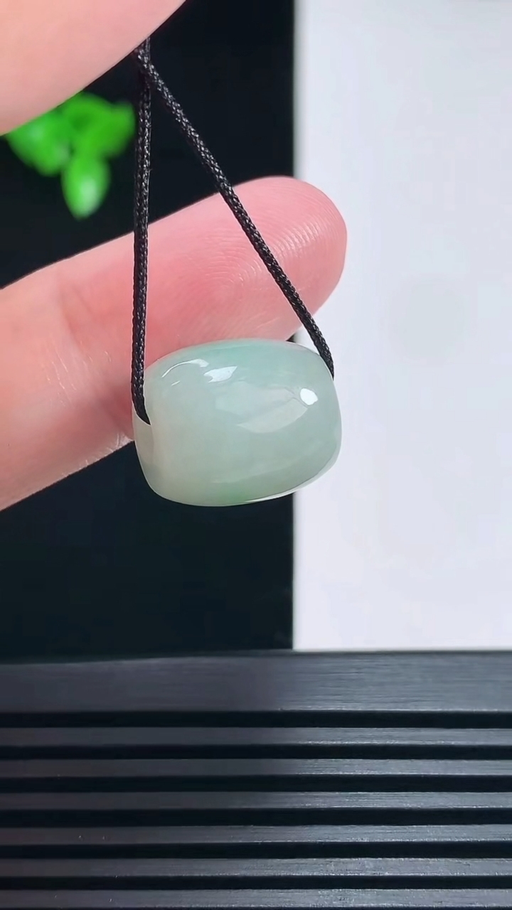 天然A货翡翠路路通吊坠，尺寸14-12 重量:4.35g
6月26日
