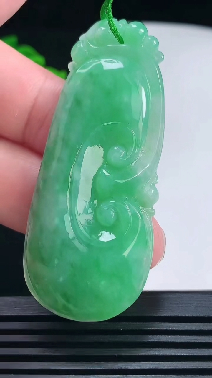 天然A货翡翠如意吊坠，尺寸63-26.2-6.5 重量:19.44g
6月26日