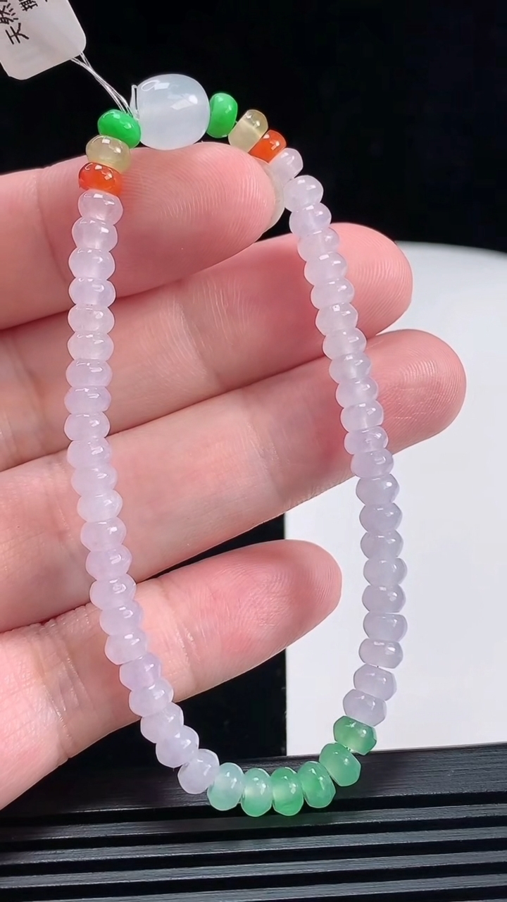 天然A货翡翠三彩算盘珠手串，尺寸5-3.2 重量:9.80g6月26日
工厂直销收藏佳品,种好水足，色泽均匀，有种有色，上手高大气！