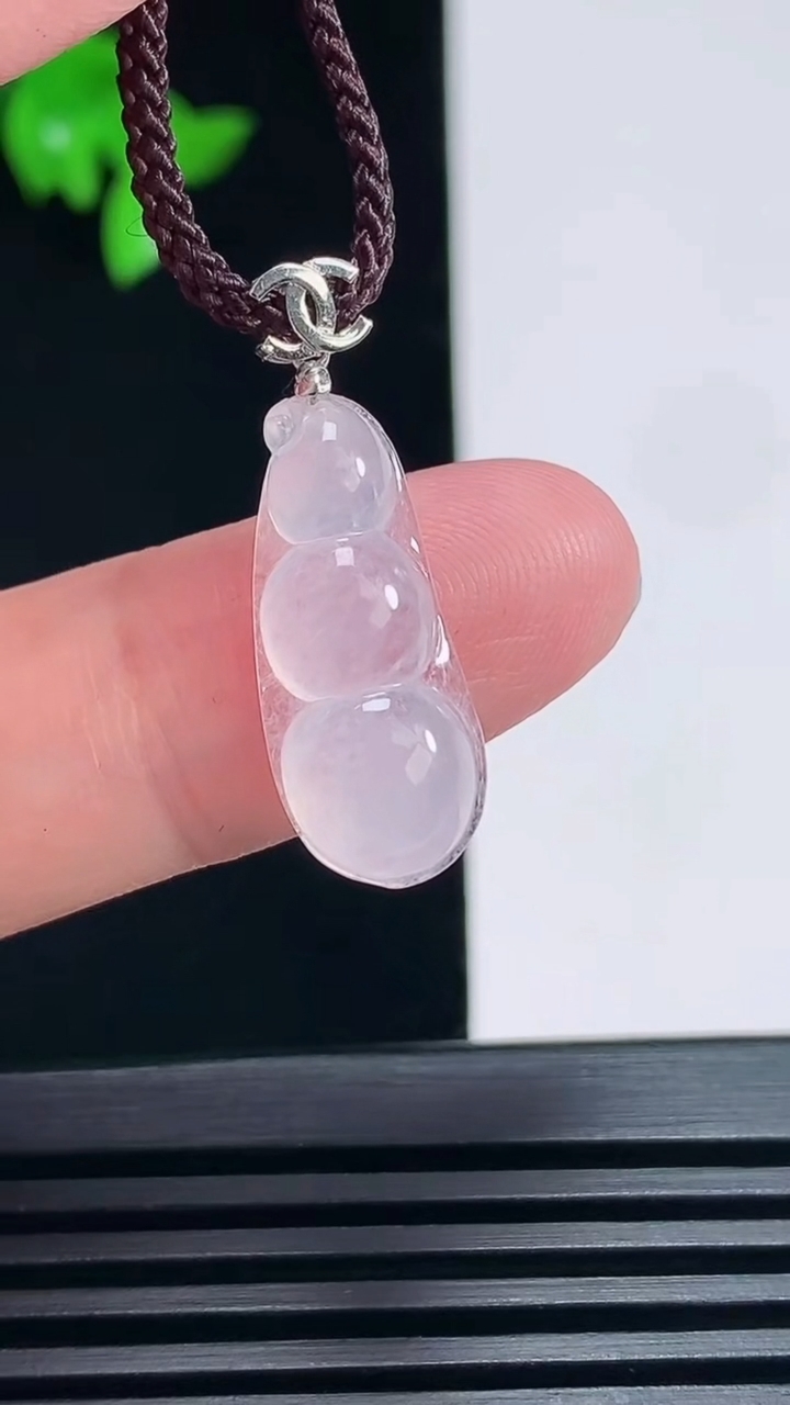 天然A货翡翠种白冰福豆吊坠，尺寸21.5-9.5-5.2 重:1.93g  h888
6月26日
