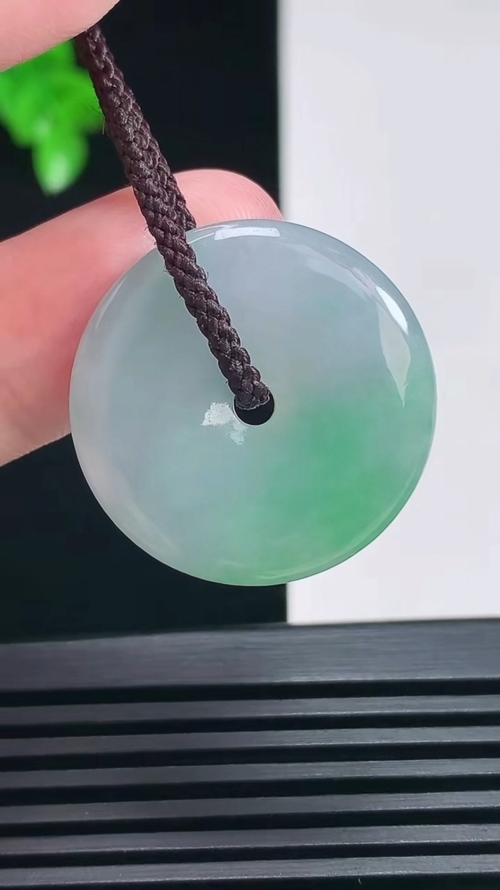 天然A货翡翠春带彩 紫罗兰平安扣吊坠，尺寸26-5 重量:6.78g
6月26日