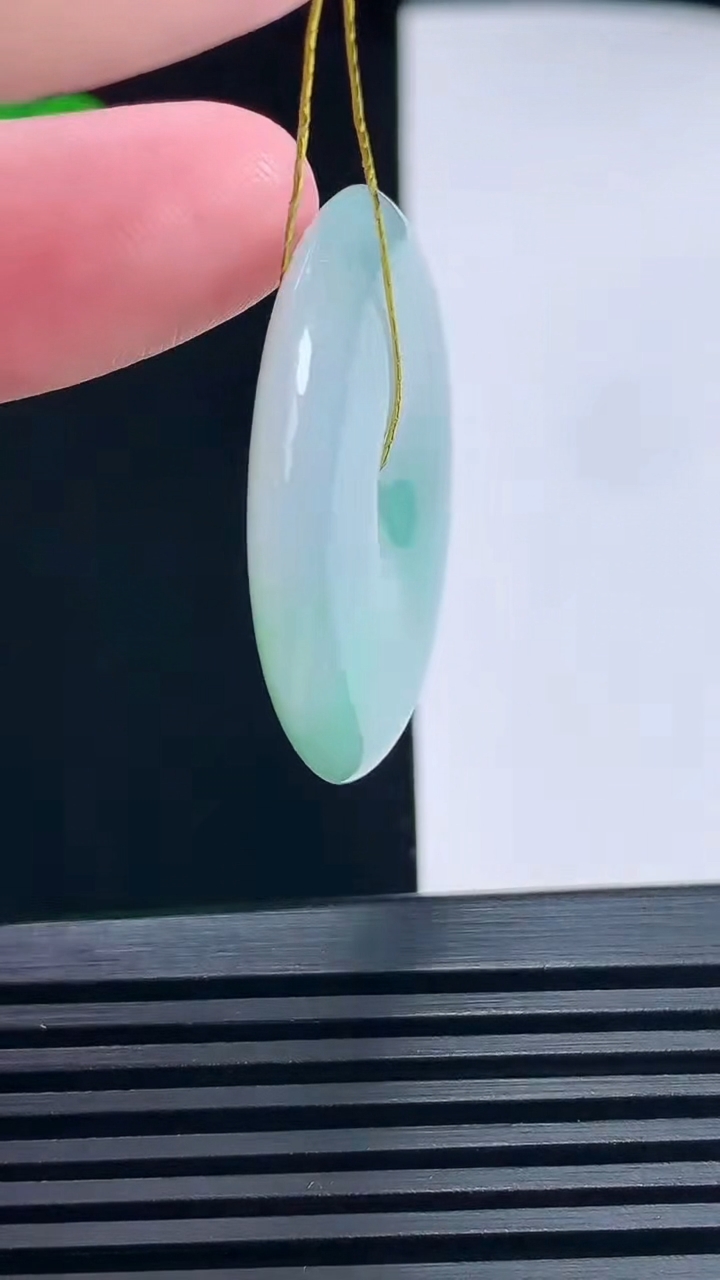 天然A货翡翠平安扣吊坠，尺寸33-5 重量:12.53g
6月26日