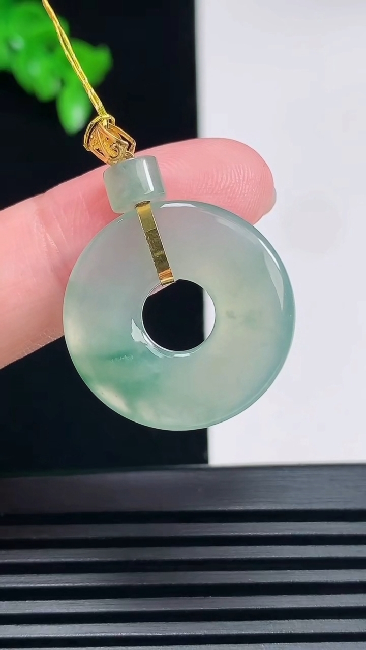天然A货翡翠种飘花平安环吊坠，尺寸30-22.5-3.5 重量:4.00g
6月26日
