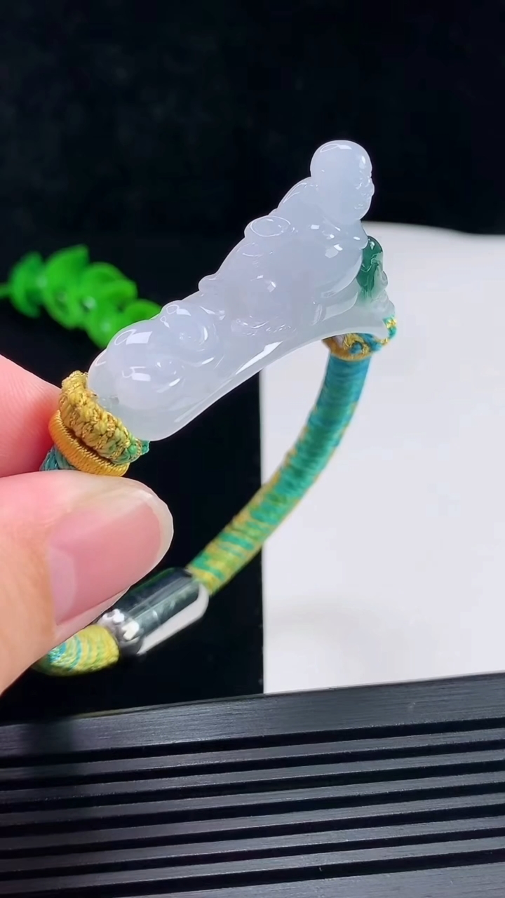 天然A货翡翠冰种飘花逍遥佛手牌，尺寸48.5-12.5-21.5 重量:24.47g
6月26日